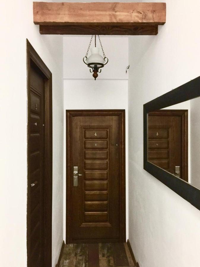 Downtown Hostel Braşov Buitenkant foto